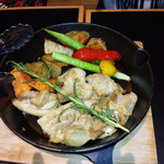OUTDOOR DINING MEER LOUNGE - ジューシーな鶏とホクホク野菜