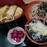 和食ダイニング 田久井 - カツ丼セットの麺付き、950円也。