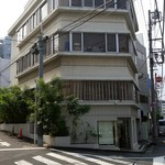 Convivio - 正面は厨房で、左手に入口があります