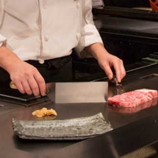You can enjoy Teppan-yaki prepared by the chef right in front of you.