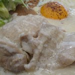 ヨリミチ プラス - YORIMICHI + plus ＠中葛西 フリカッセのガレットに添えられる鶏もも肉のクリーム煮と半熟玉子
