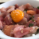 メフレ市場食堂 - 市場丼が食べたくて5時起きして来ました。ゴロゴロしたお刺身とお漬物と黄身のマリアージュがたまらんです。