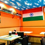 オム インディアンレストラン - 驚くほど明るい店内
