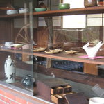喫茶　山小屋 - 四月の飾り棚は菓子皿と銭箱と干支の兎にしました。