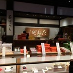 たねや日牟禮茶屋 - お店の右手には和菓子売場