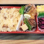 おにぎりの桃太郎 - きのこご飯弁当