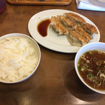 中華そば 東京屋 - 手づくり焼ぎょうざ，400円。ライス，200円。