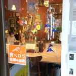 入り口の食べログステッカーと相変わらずファンキーな店内