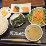 Yakiniku Futago - チムのふたごと違って土日のランチでは２人or3人用セットメニューが使えません。チムの店舗は開店前は並んでませんでしたが、コーズウェイベイは並びました。卵はちょっとコンビニ卵焼きの味がしました。