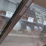 大勝堂菓子舗 - ショーケースの一部（店の外から撮影しています）