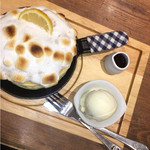 Panke-Ki Kafemogu - 焼きマシュマロとレモンチーズのパンケーキ
                        (ブルーベリーソース バニラアイス付き)
                        1100円