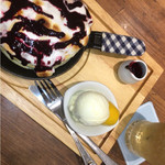 Panke-Ki Kafemogu - 焼きマシュマロとレモンチーズのパンケーキ
                        (ブルーベリーソース バニラアイス付き)
                        1100円