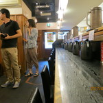 つけめん舎 一輝 - 店内はカウンター席10席のみ