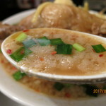 スープもピリ辛でこってりして旨い