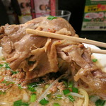 つけめん舎 一輝 - 大きなもも肉が一枚‥食べ応えありあり