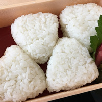 京料理 熊魚菴 たん熊北店 横浜ホテルニューグランド店 - おみやのおにぎり。土鍋の残りのご飯で握って頂いた