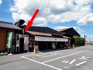 Yasumiemon - 売店とスナックコーナーの間の入り口（赤い⇒）