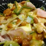 南青山 七鳥目 - 温玉、オクラ、納豆、アボガドに松風地鶏(混ぜた)