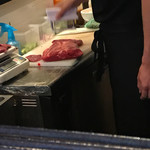 ワイルドステーキ - お肉の筋切り中