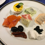 レストラン ストックホルム - ニシンや冷菜。真ん中のパイナップルが口直しによく、こちらもおかわり。