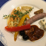 レストラン ストックホルム - 温かい料理。ソーセージは二種類の中からこちらをチョイス。ソーセージ用だけで調味料は四種類ありました。