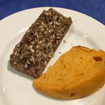 レストラン ストックホルム - 黒パンとトマトバジルパン