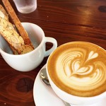 ポッセコーヒー - カフェラテとビスコッティ