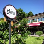 ポッセコーヒー - 緑の芝が綺麗な外観