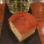 イル アオヤマ - フォカッキャは、ふんわり軽いがオリーブオイルがリッチ。