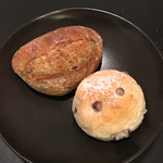 honoka. - 天然酵母 栗のパン190円と素朴なお豆のパン120円⭐️栗のパンはハード系に見えて柔らか♩お豆のパンはお豆が優しい(o'ω'o)