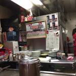 Hiroshima Okonomiyaki Dokkoi - カウンター越しの厨房