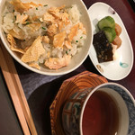 日本料理 太月 - 鮭のハラスの炊き込みご飯。本当に絶品。残りはおにぎりにしてくださいました。