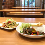 イサーン - パパイヤサラダ税込1,050円　飛騨牛ガパオライス　税込1,150円