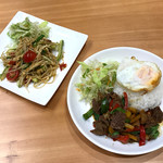 イサーン - パパイヤサラダ税込1,050円　飛騨牛ガパオライス　税込1,150円
