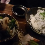 立ち飲み じんべえ - 剣先イカ下足のぬた和えとしらす冷奴