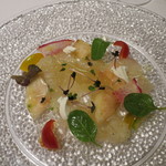 リストランテ サクラ - シェフが釣ったヒラメと桃のカルパッチョ　自家製ヨーグルト　トマトのジュレ　バニラの香り