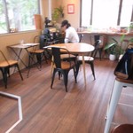 Community cafe SASA COFFEE - お店はそんなに大きなお店ではありませんが美味しいコーヒーにはこだわってあってこの日も店員さんがコーヒー豆を何度もチェックされてました。
                      