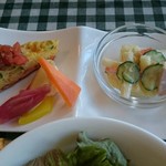 欧風食堂 ヒロセ - スパニッシュオムレツとピクルス、マカロニサラダ。
