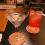 KATZE - マティーニと友達がオーダーした甘いカクテル