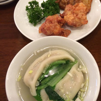 三和楼 - 得々メニュー 水餃子、豚肉と鶏肉の唐揚げ