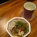 イワシの旨煮と日本酒（グラス）