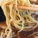 低下水麺が絶品スープに絡んでとても美味しい