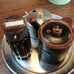 餃子会館 - 卓上のソースと餃子のタレ
      アルミのポットには辣油が入っています