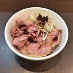 麺屋りゅう - 週替わり丼（レアチャーシュー丼 オニオンソースがけ）