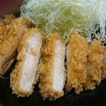 餃子会館 - いちばん厚い部分で1.7~1.8cmくらい
      ロースカツの大きさは定食＞ランチだそうですが、
      物足りなさはありません