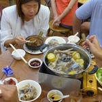 坤記煲仔小菜 - 現地の皆さん。美味しそうに鍋を囲みます。