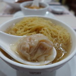 Chee Kee Wonton Noodles Shop - プリプリ海老ワンタン。
            レンゲの大きさと比べていただくと、量の少なさがお分かりいただけるかと。