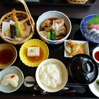 三四郎 - ◆三四郎定食（1800円：外税）・・「鯛のあら炊き」「天麩羅」「小鉢数種」「ご飯」「お味噌汁」「香の物」「梨」など。