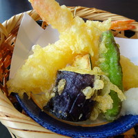 三四郎 - ◆共通「天麩羅」・・海老2尾、茄子、ししとう、カボチャなど。 衣が薄くカリッと揚がりいい味わい。
