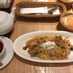 AfternoonTea TEAROOM - きのことローストチキンのパスタ